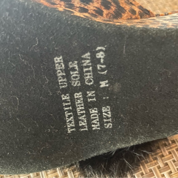 Adorable feather/ fur trimmed leopard slippers size M - Picture 3 of 4